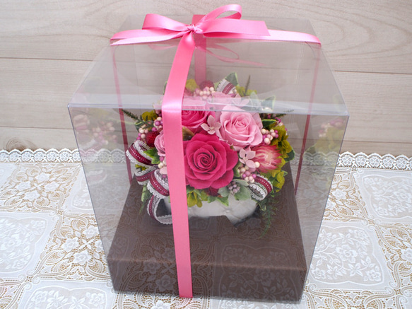 女性へのプレゼントに人気！可愛らしいピンクのバラを使ったアレンジ・プリザーブドフラワーアレンジメント 5枚目の画像