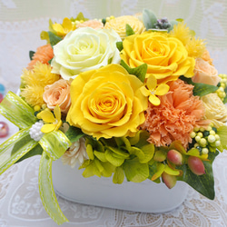 オーバル花器にナチュラルイエローとオレンジのバラでアレンジ・プリザーブドフラワーアレンジメント 1枚目の画像