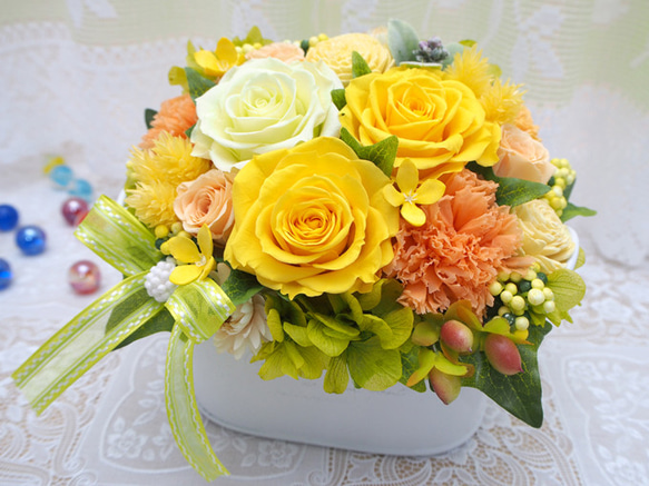 オーバル花器にナチュラルイエローとオレンジのバラでアレンジ・プリザーブドフラワーアレンジメント 1枚目の画像