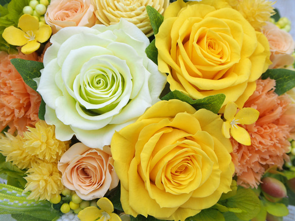 オーバル花器にナチュラルイエローとオレンジのバラでアレンジ・プリザーブドフラワーアレンジメント 2枚目の画像