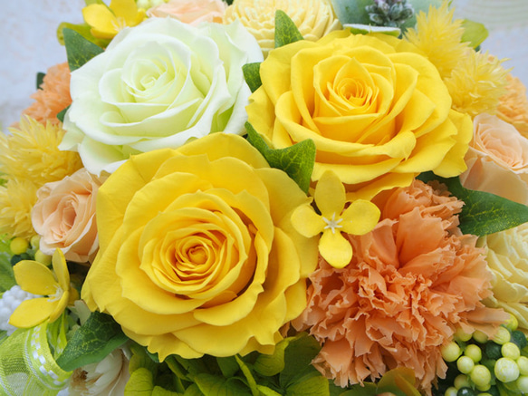 オーバル花器にナチュラルイエローとオレンジのバラでアレンジ・プリザーブドフラワーアレンジメント 3枚目の画像