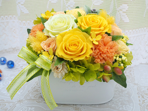 オーバル花器にナチュラルイエローとオレンジのバラでアレンジ・プリザーブドフラワーアレンジメント 4枚目の画像