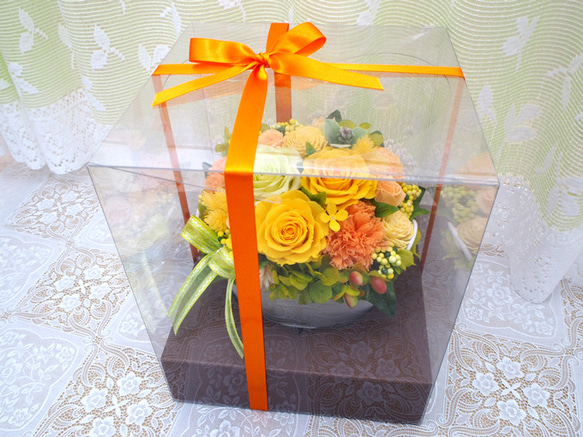 オーバル花器にナチュラルイエローとオレンジのバラでアレンジ・プリザーブドフラワーアレンジメント 5枚目の画像