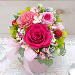 ちょっとしたプレゼントにも・ピンクのバラをピンクの花器にアレンジ・プリザーブドフラワーアレンジメント 1枚目の画像