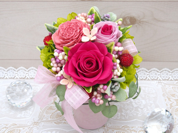 ちょっとしたプレゼントにも・ピンクのバラをピンクの花器にアレンジ・プリザーブドフラワーアレンジメント 1枚目の画像
