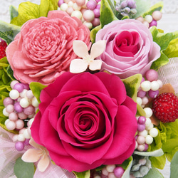 ちょっとしたプレゼントにも・ピンクのバラをピンクの花器にアレンジ・プリザーブドフラワーアレンジメント 2枚目の画像