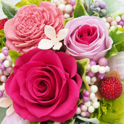 ちょっとしたプレゼントにも・ピンクのバラをピンクの花器にアレンジ・プリザーブドフラワーアレンジメント 3枚目の画像