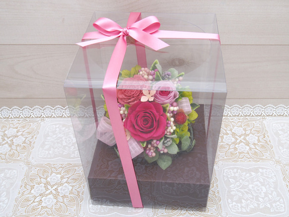 ちょっとしたプレゼントにも・ピンクのバラをピンクの花器にアレンジ・プリザーブドフラワーアレンジメント 5枚目の画像