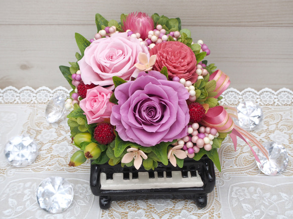 音楽好きな人へのプレゼントに♪♪ピアノとピンクのバラで可愛らしく・プリザーブドフラワーアレンジメント 1枚目の画像