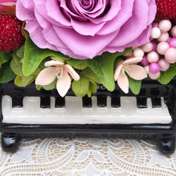 音楽好きな人へのプレゼントに♪♪ピアノとピンクのバラで可愛らしく・プリザーブドフラワーアレンジメント 3枚目の画像