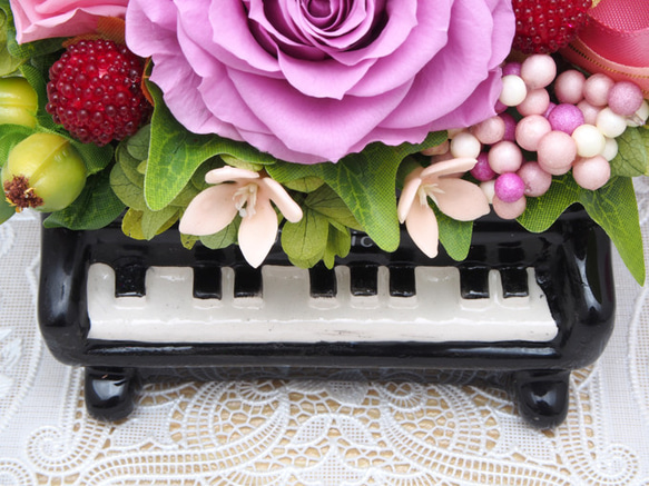 音楽好きな人へのプレゼントに♪♪ピアノとピンクのバラで可愛らしく・プリザーブドフラワーアレンジメント 3枚目の画像