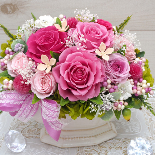 さまざまなお祝いにどうぞ！ピンク色のバラで幸せいっぱいのアレンジ