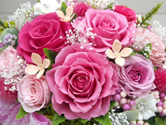 さまざまなお祝いにどうぞ！ピンク色のバラで幸せいっぱいのアレンジ ・プリザーブドフラワーアレンジメント 2枚目の画像