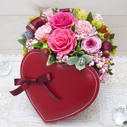 恋人へのプレゼントに♪ハート型のボックスにピンクのバラでアレンジ
