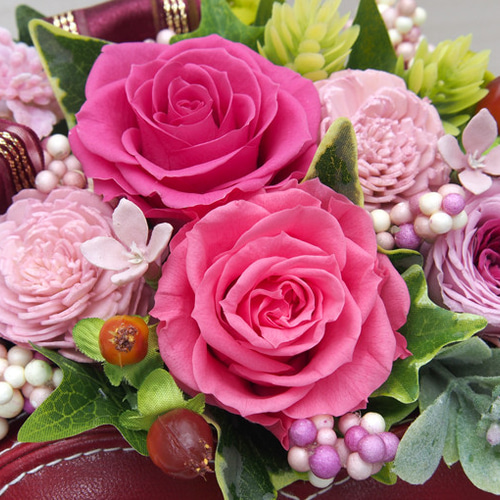 恋人へのプレゼントに♪ハート型のボックスにピンクのバラでアレンジ