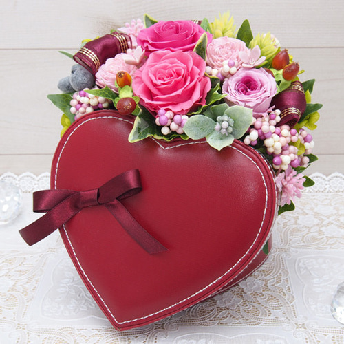 恋人へのプレゼントに♪ハート型のボックスにピンクのバラでアレンジ