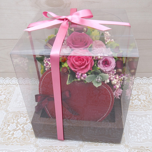 恋人へのプレゼントに♪ハート型のボックスにピンクのバラでアレンジ