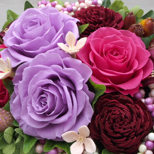 シックな色のピンク系のバラに大人っぽい花器で女性的にまとめて