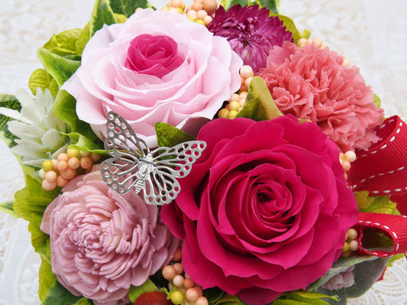 【母の日ギフト】ピンク色のバラとカーネーションにシルバーの蝶でワインポイント・プリザーブドフラワーアレンジメント 3枚目の画像