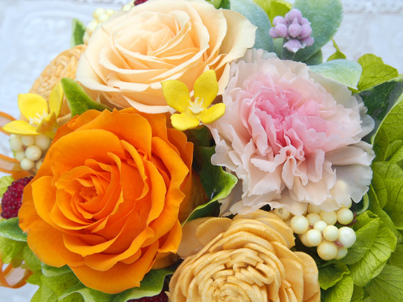 【2020年5月15日までの販売】フルーティーオレンジのバラと複色のカーネーション・プリザーブドフラワーアレンジメント 3枚目の画像