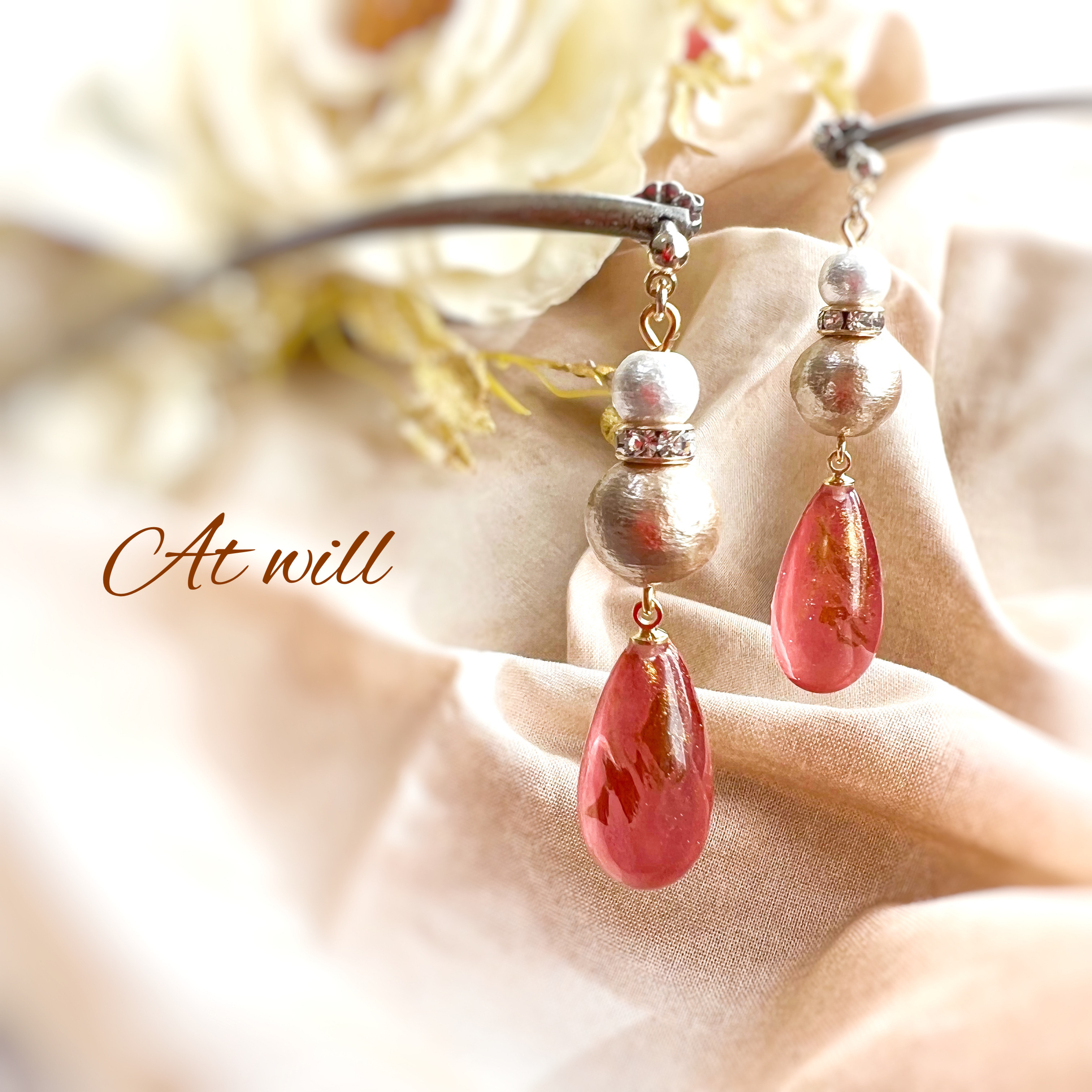 ピンクベージュ＆シャンパンゴールド　コットンパールロングピアス/金属アレルギー対応FDAピアス