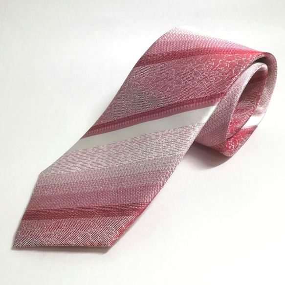 織りが繊細なコーラルレッドのネクタイ 1枚目の画像