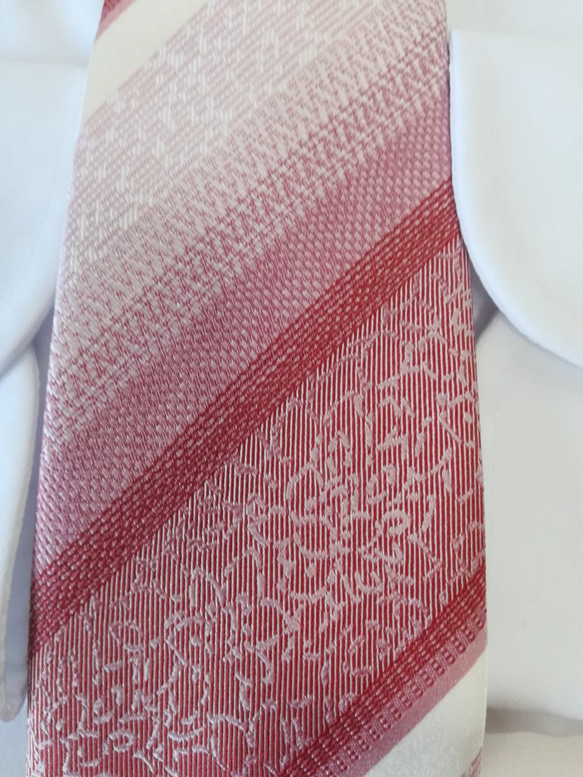 織りが繊細なコーラルレッドのネクタイ 6枚目の画像
