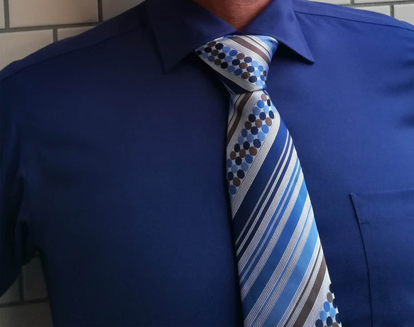どの色のスーツにも合わせやすいLines and Dots Blue ネクタイ 3枚目の画像