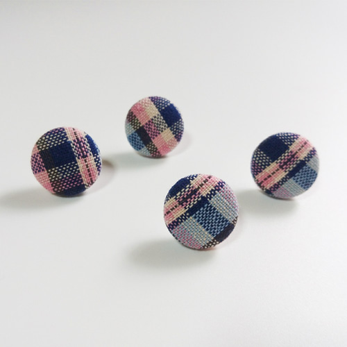 ツイード　ボタン　ピアス　イヤリング　白　ピンク　ハンドメイド　チェック 淡色くすみカラー チェック柄くるみボタンピアス ピアス（スタッド・一