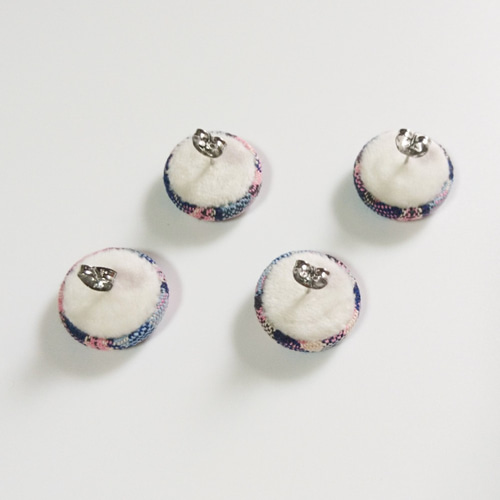 淡色くすみカラー チェック柄くるみボタンピアス ピアス（スタッド・一