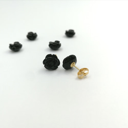 【ラスト1】14kgf*黒い薔薇の一粒スタッドピアス-ブラックオニキス-　天然石 2枚目の画像