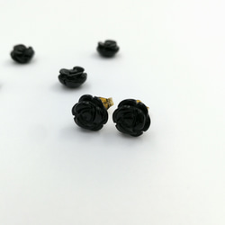 【ラスト1】14kgf*黒い薔薇の一粒スタッドピアス-ブラックオニキス-　天然石 3枚目の画像