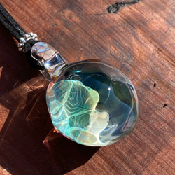《期間限定SALE》 水面ガラス ネックレス  3 海　バーナーワーク　ガラス工芸　ガラスネックレス 2枚目の画像
