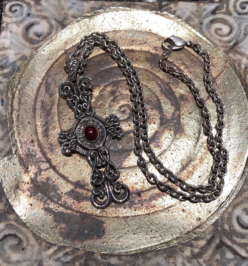 Cross to meditate(レッド) 燻しチェーン付き