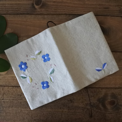 4000→3600円 花びらと葉っぱ 刺繍 文庫本 ブックカバー あお