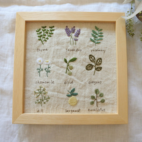 日本画 金色の文字と赤い植物 刺繍画 刺繍アート 道 竹 笹の葉 詩 フレーム 昭和レトロ 和楽 青竹 笹 雀 刺繍絵 刺繍画 日本画 アート 美術