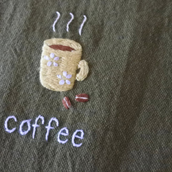コーヒーと豆　小花柄　刺繍　文庫本　ブックカバー　オリーブ色 4枚目の画像