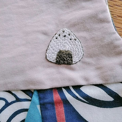 おむすび刺繍つき★キッズ食事用エプロン 3枚目の画像