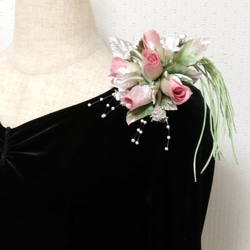 【送料無料】ピンクの蕾バラと小花のコサージュ　結婚式　卒業式　入学式　アートフラワー　布花　造花 2枚目の画像