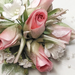 【送料無料】ピンクの蕾バラと小花のコサージュ　結婚式　卒業式　入学式　アートフラワー　布花　造花 3枚目の画像