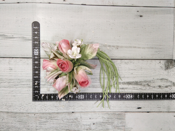 【送料無料】ピンクの蕾バラと小花のコサージュ　結婚式　卒業式　入学式　アートフラワー　布花　造花 4枚目の画像