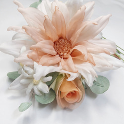【送料無料】ガーベラと蕾バラのコサージュ　結婚式　卒業式　入学式　アートフラワー　布花　染花　造花 3枚目の画像