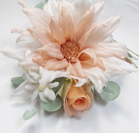 【送料無料】ガーベラと蕾バラのコサージュ　結婚式　卒業式　入学式　アートフラワー　布花　染花　造花 3枚目の画像