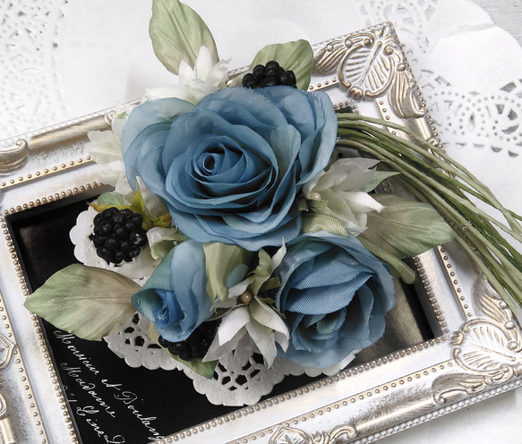 【送料無料】セルリアンブルーのバラのコサージュ　結婚式　卒業式　入学式　アートフラワー　布花　染花　造花 1枚目の画像