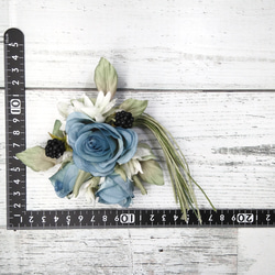 【送料無料】セルリアンブルーのバラのコサージュ　結婚式　卒業式　入学式　アートフラワー　布花　染花　造花 4枚目の画像