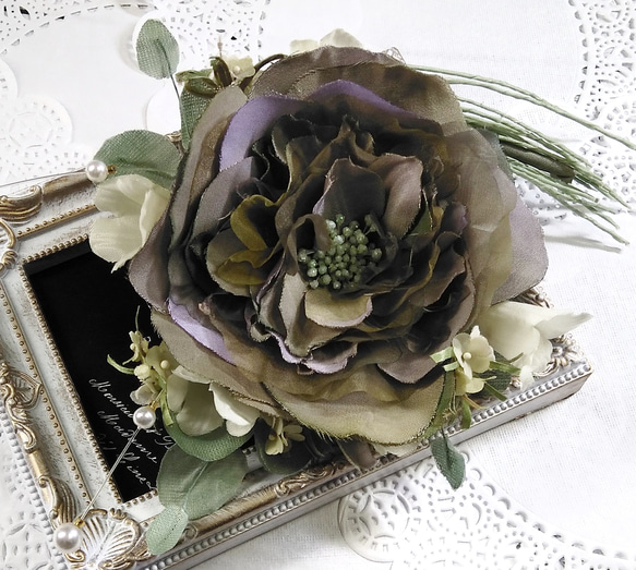 イングリッシュローズのコサージュ（バラ・グリーン）　結婚式　卒業式　入学式　アートフラワー　布花　染花　造花 1枚目の画像