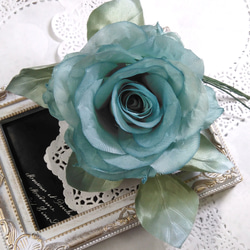 【送料無料】ターコイズブルーのバラのコサージュ　結婚式　卒業式　入学式　アートフラワー　布花　染花　造花 1枚目の画像