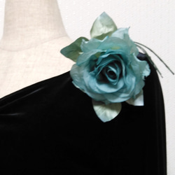 【送料無料】ターコイズブルーのバラのコサージュ　結婚式　卒業式　入学式　アートフラワー　布花　染花　造花 2枚目の画像
