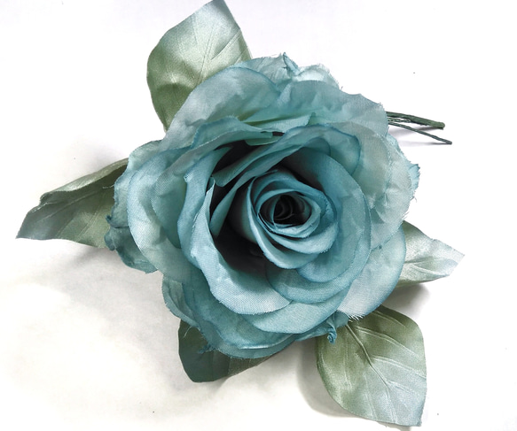 【送料無料】ターコイズブルーのバラのコサージュ　結婚式　卒業式　入学式　アートフラワー　布花　染花　造花 3枚目の画像