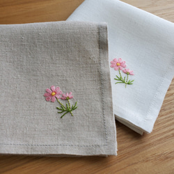 花うらないのコスモス｜手刺繍＆手仕立てのソフトリネンハンカチ 1枚目の画像